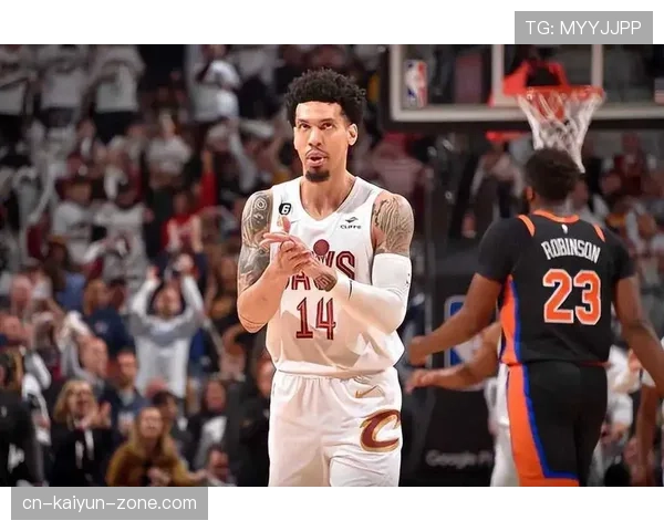 丹尼·格林三分稳健对比生涯低迷，战略跑位提升防守效果